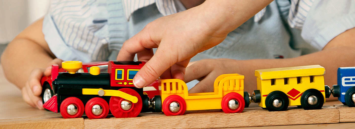 Staatliche Förderung zum Bau von Mietwohnungen | BayernLabo Kind mit Spielzeug: Förderprogramme zur Finanzierung von Mietwohnraum
