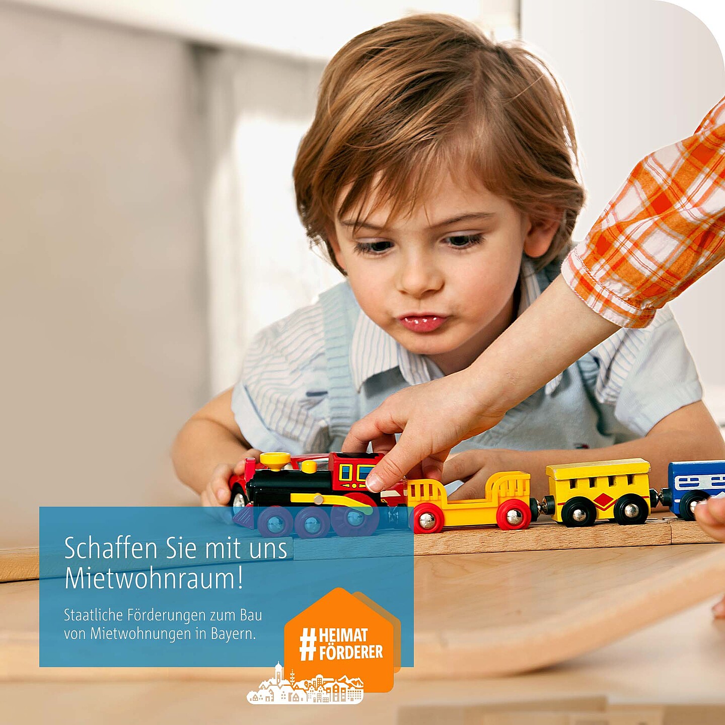 Staatliche Förderung zum Bau von Mietwohnungen | BayernLabo Kind mit Spielzeug: Förderprogramme zur Finanzierung von Mietwohnraum