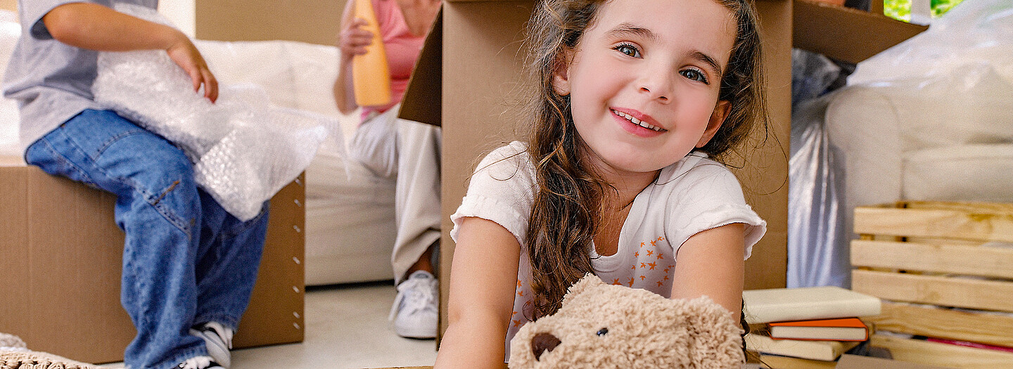 Staatliche Förderprogramme für Ihr Eigenheim | BayernLabo Teddy-Mädchen Motiv: Staatliche Förderprogramme des Freistaates Bayern und der BayernLabo für Ihr Eigenheim!