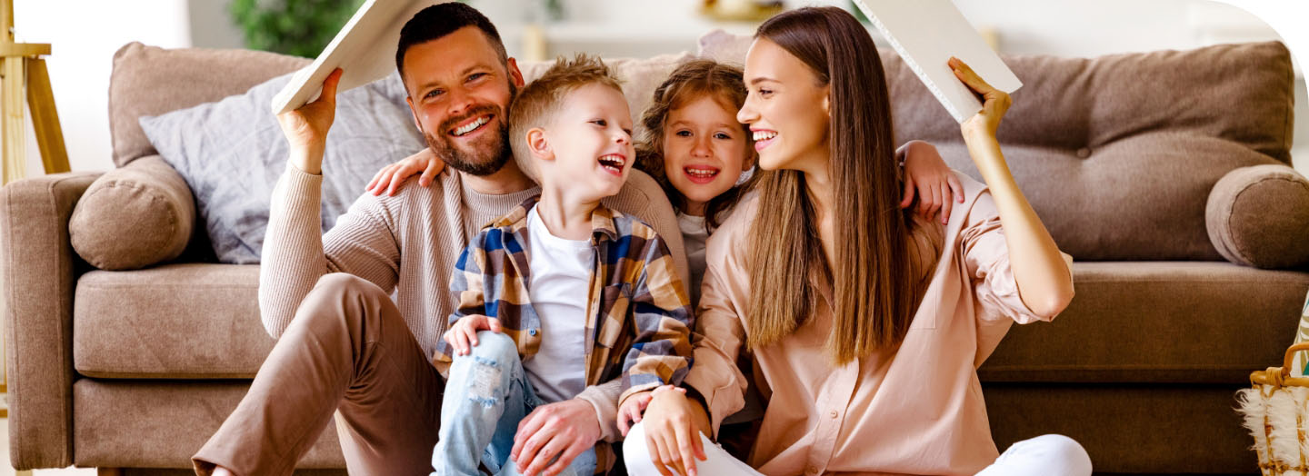 Bannerbild Downloadcenter Baufinanzierung | BayernLabo Familie im Eigenheim erhält Kundeninformation zur Baufinanzierung durch die BayernLabo.